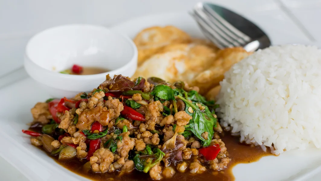 ร้านอาหารบางปู กะเพราหมูสับไข่ดาว