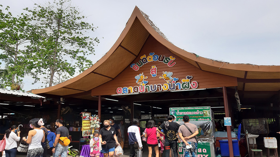 4. Bang Nam Phueng Floating Market – A floating market with a variety of local foods and souvenirs.